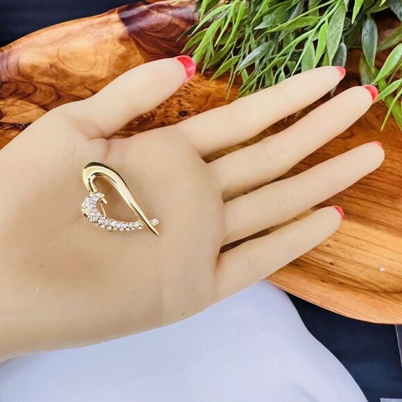 Vintage Monet Signed Heart Brooch Gold Tone Rhinestone Crystal Pin Estate - Picture 4 of 9